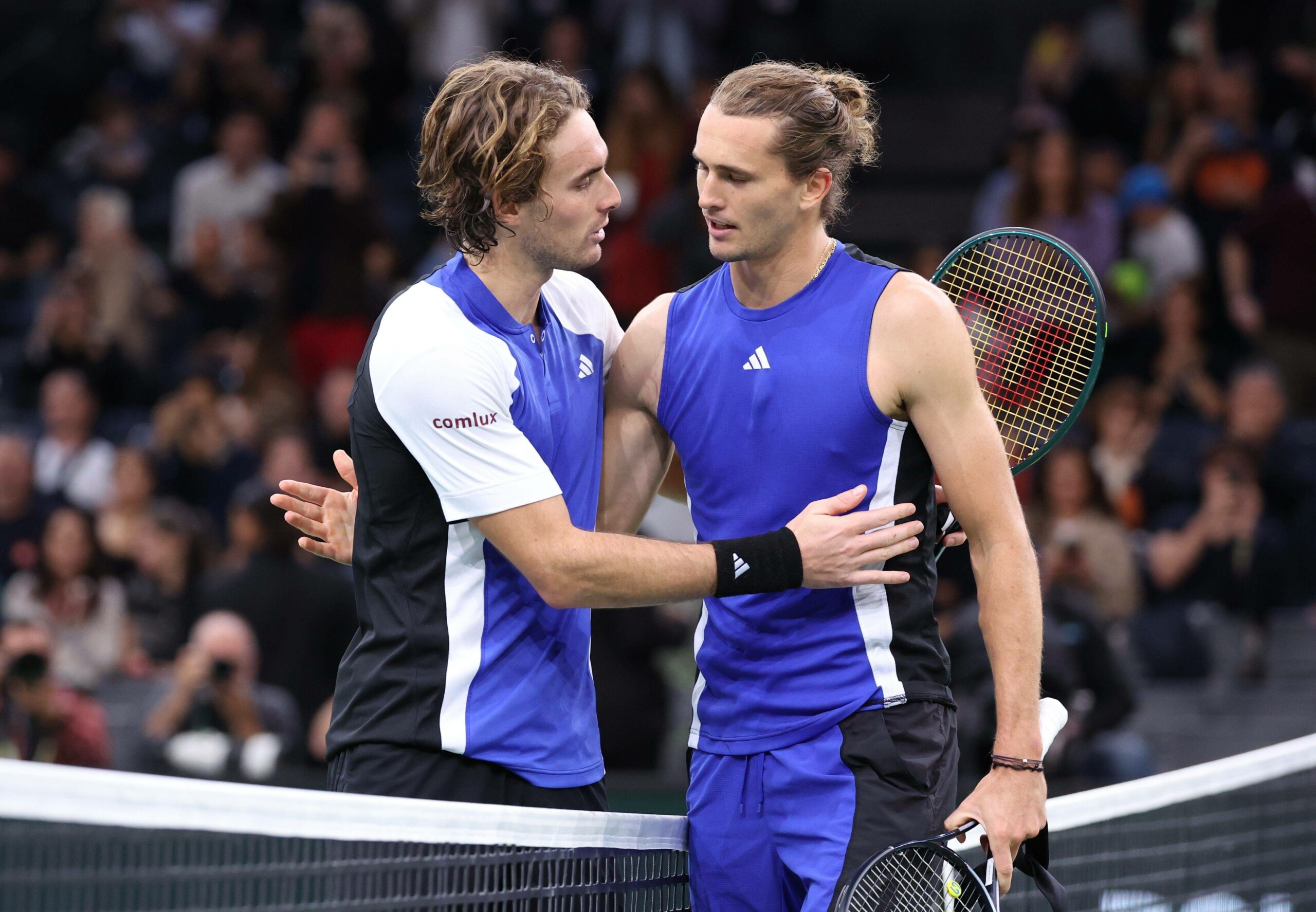 Stefanos Tsitsipas und Alexander Zverev klatschen sich am Netz ab