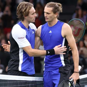 Stefanos Tsitsipas und Alexander Zverev klatschen sich am Netz ab