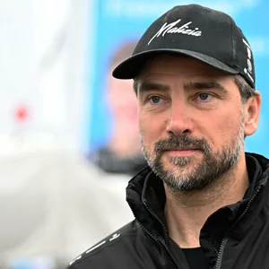Boris Herrmann mit Cap auf dem Kopf