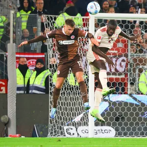 Johannes Eggestein im Kopfballduell mit Dayot Upamecano