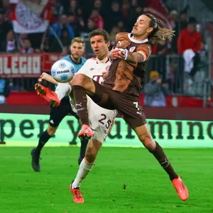 Jackson Irvine im Zweikampf mit Thomas Müller