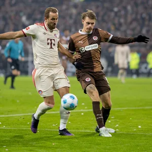 Eric Smith im Zweikampf mit Harry Kane