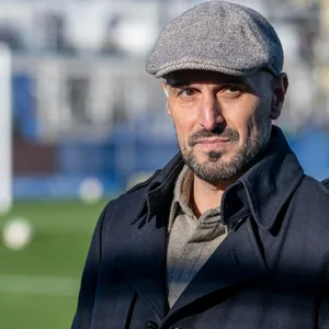 Antonio Di Salvo trägt einen Mantel und eine Schiebermütze