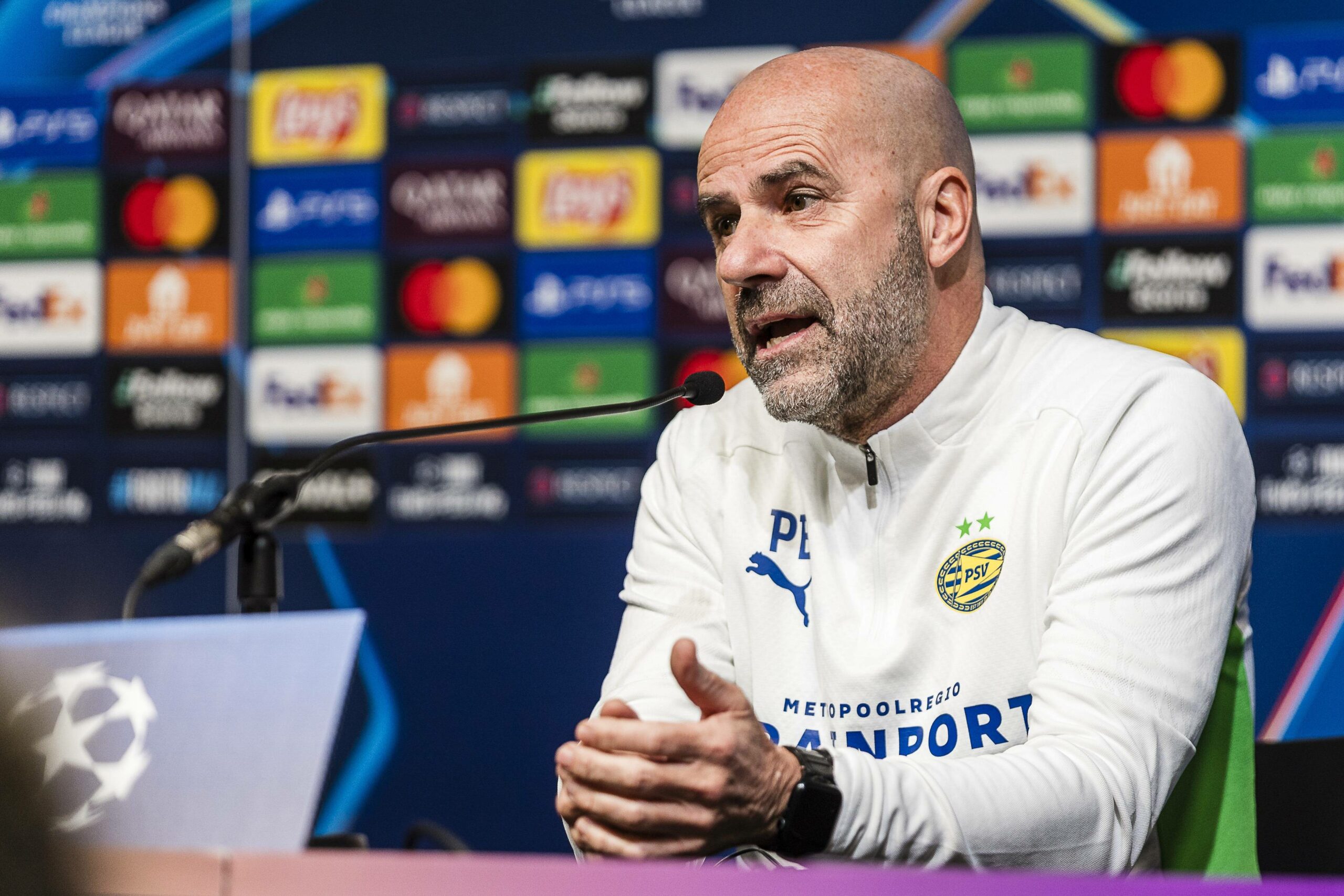 Peter Bosz bei einer Pressekonferenz