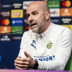Peter Bosz bei einer Pressekonferenz