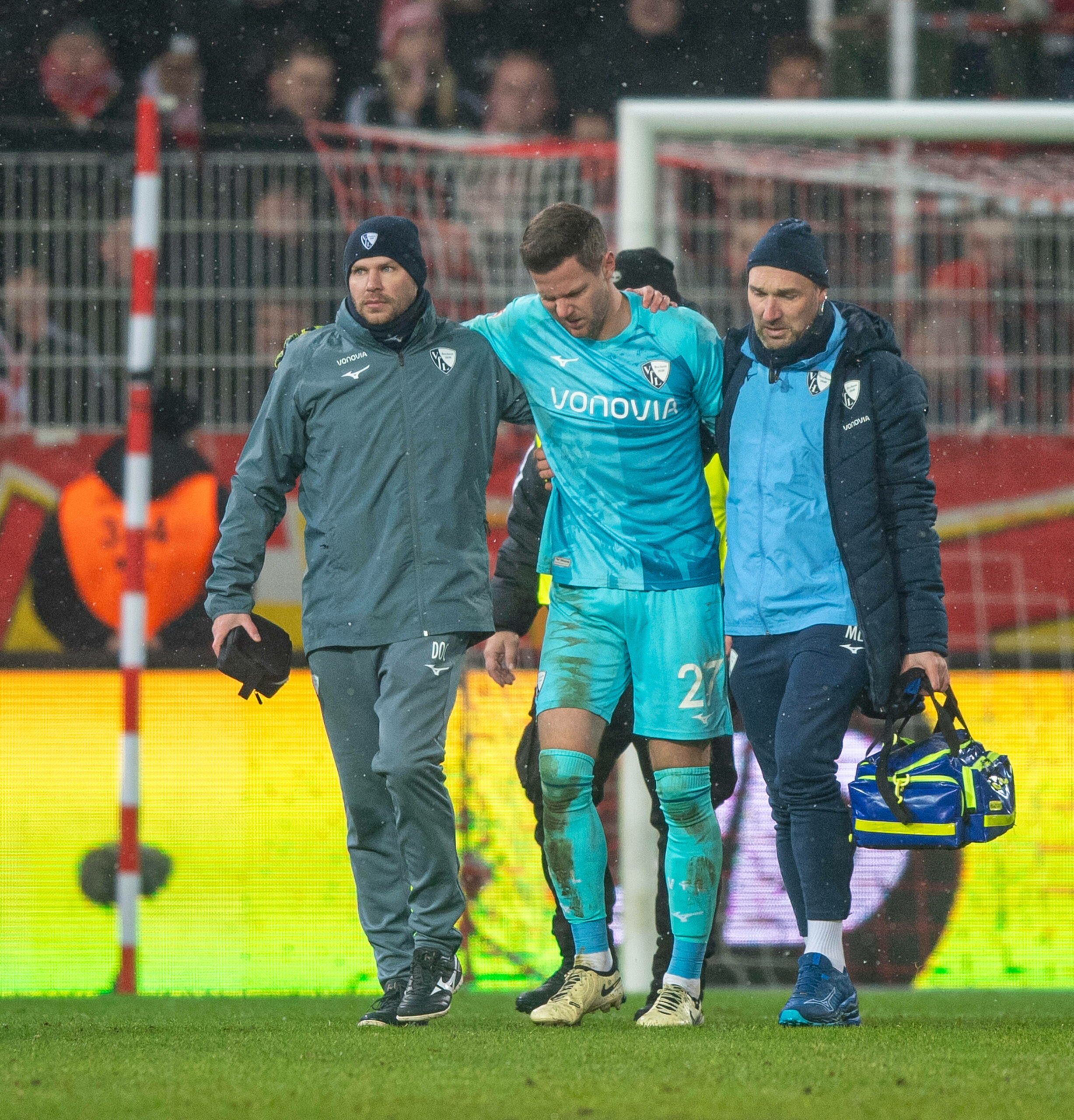 Bochums Keeper Patrick Drewes wurde von Union-Fans mit eiem Feuerzeug beworfen und konnte nicht mehr weiterspielen.