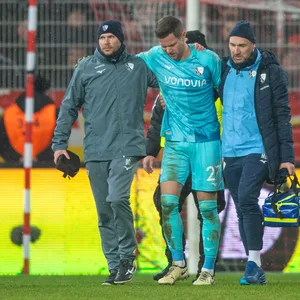 Bochums Keeper Patrick Drewes wurde von Union-Fans mit eiem Feuerzeug beworfen und konnte nicht mehr weiterspielen.