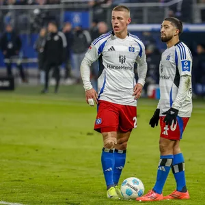 Miro Muheim (l.) und Immanuel Pherai sind zwei von sechs HSV-Profis, die sich zurzeit auf Länderspielreise befinden.