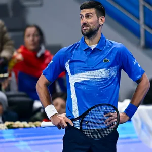 Novak Djokovic ist nicht zufrieden und trägt ein blaues Lacoste Hemd