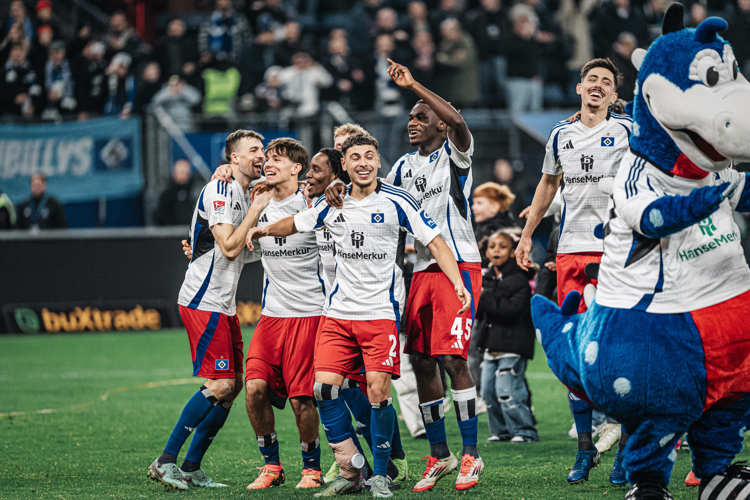 Jonas Meffert, Otto Stange, Adedire Mebude, William Mikelbrencis und Fabio Baldé hüpfen jubelnd auf dem Spielfeld