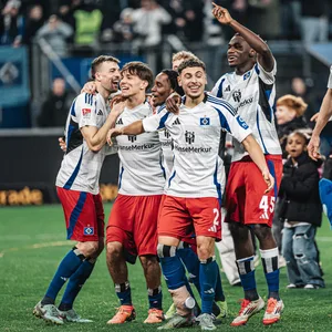 Jonas Meffert, Otto Stange, Adedire Mebude, William Mikelbrencis und Fabio Baldé hüpfen jubelnd auf dem Spielfeld