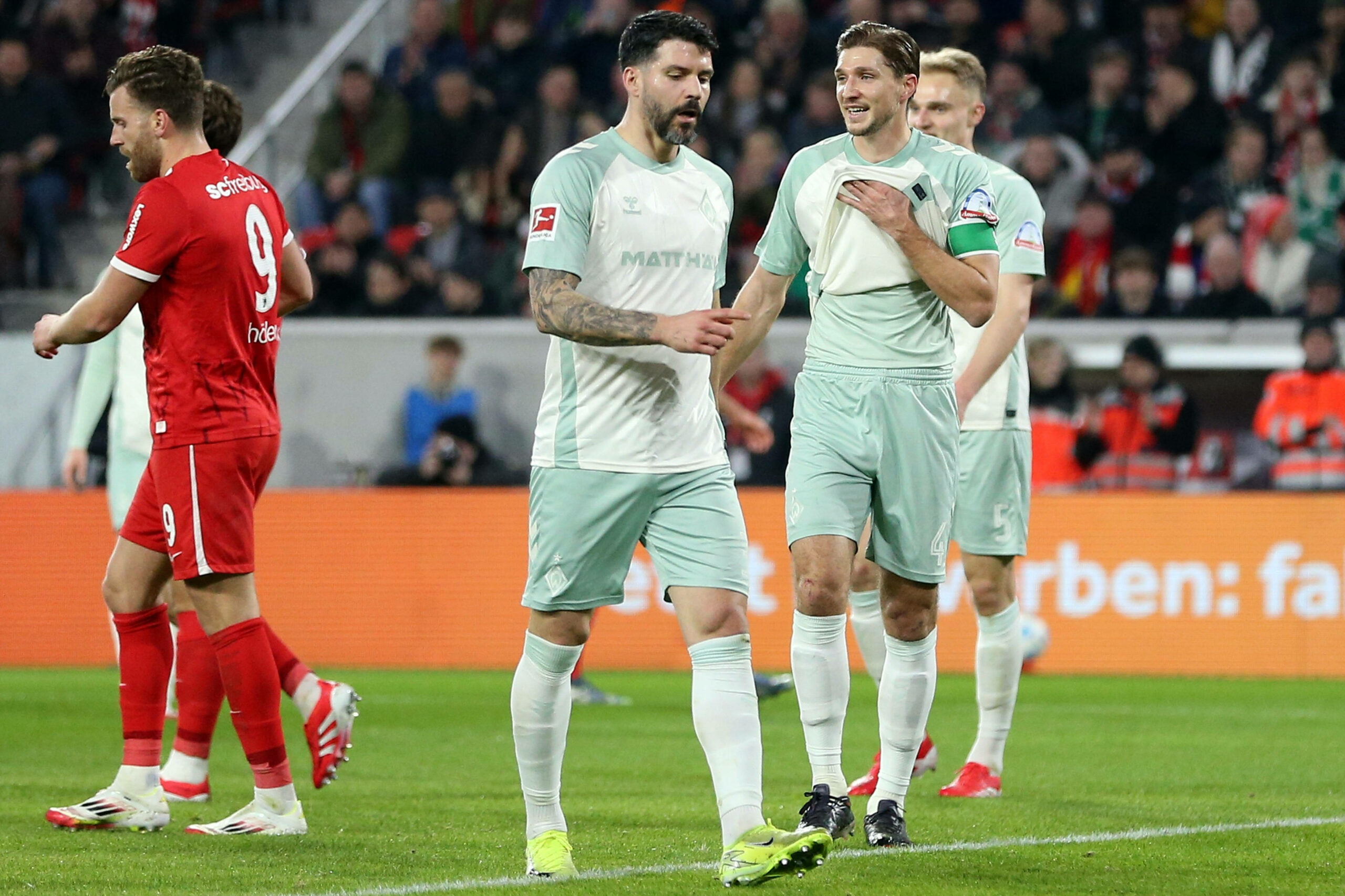 Anthony Jung steht neben Niklas Stark