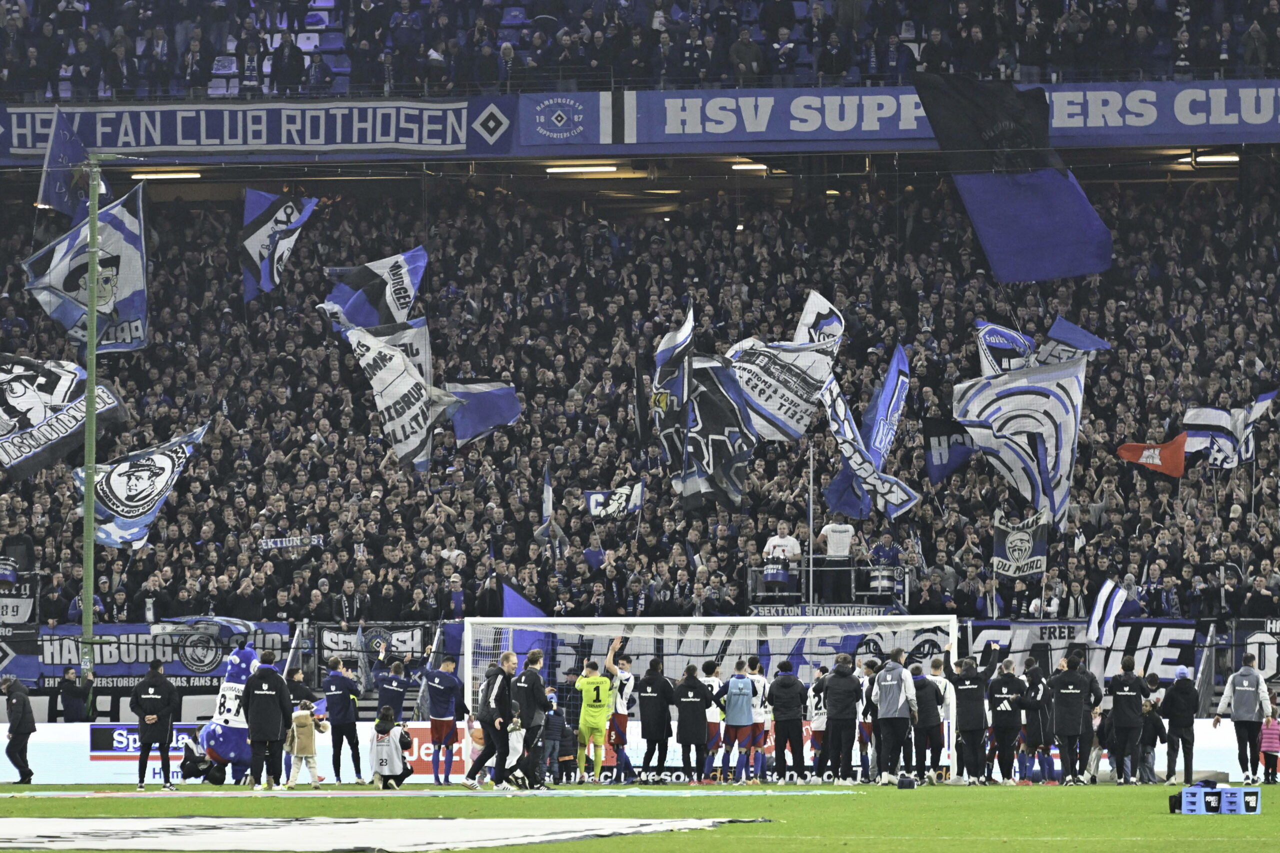 Die HSV-Profis feiern im Volksparkstadion vor der vollen Nordtribüne.