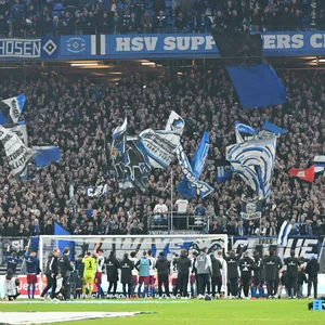 Die HSV-Profis feiern im Volksparkstadion vor der vollen Nordtribüne.