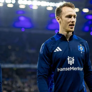 Ungewohnte Rolle: HSV-Kapitän Sebastian Schonlau durfte seit Wochen nicht mehr spielen. ist aber weiterhin wichtig für sein Team.