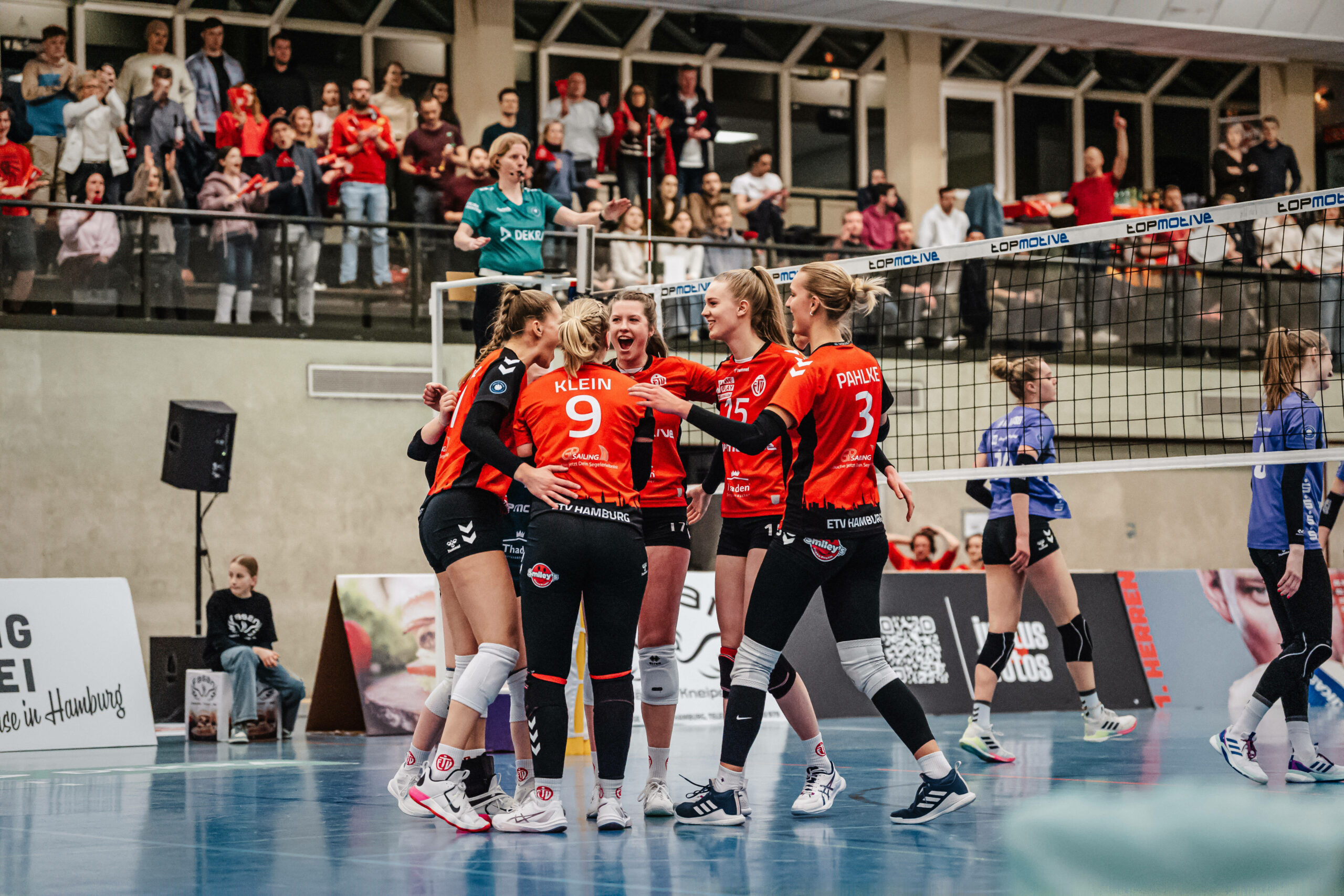 Die Volleyballerinnen des ETV jubeln im Kreis