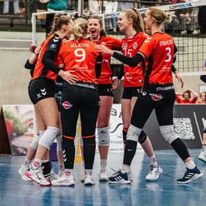 Die Volleyballerinnen des ETV jubeln im Kreis