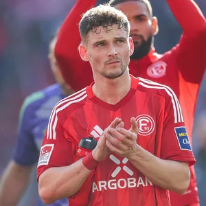 Moritz Heyer klatscht im Düsseldorf-Trikot