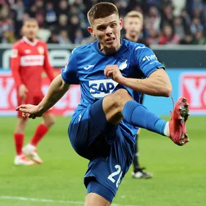 Finn Ole Becker im Trikot von Hoffenheim