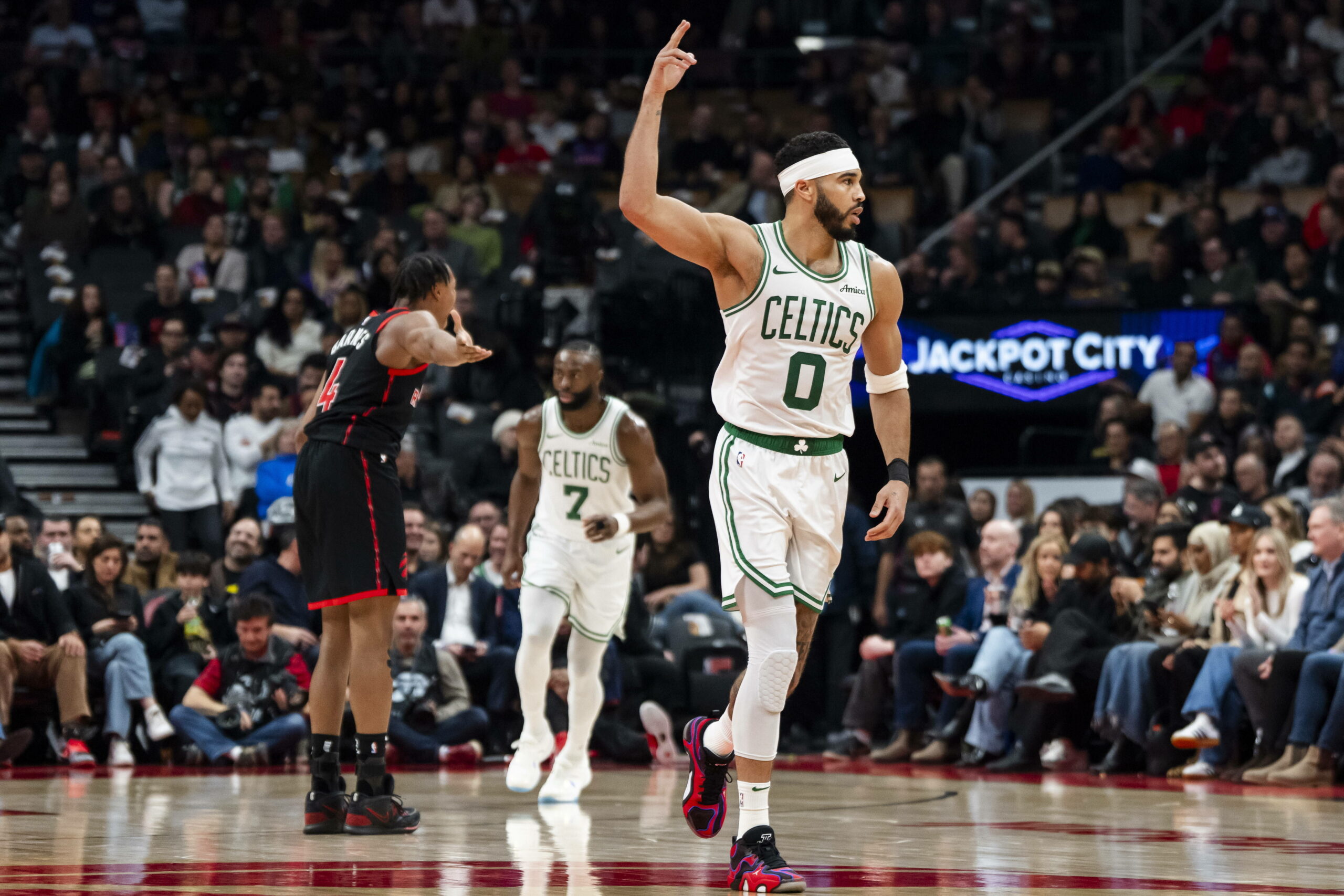 Jayson Tatum zeigt den Finger nach oben.