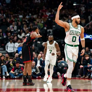 Jayson Tatum zeigt den Finger nach oben.