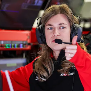 Haas-Renningenieurin Laura Müller macht den Daumen hoch mit Headset auf dem Kopf