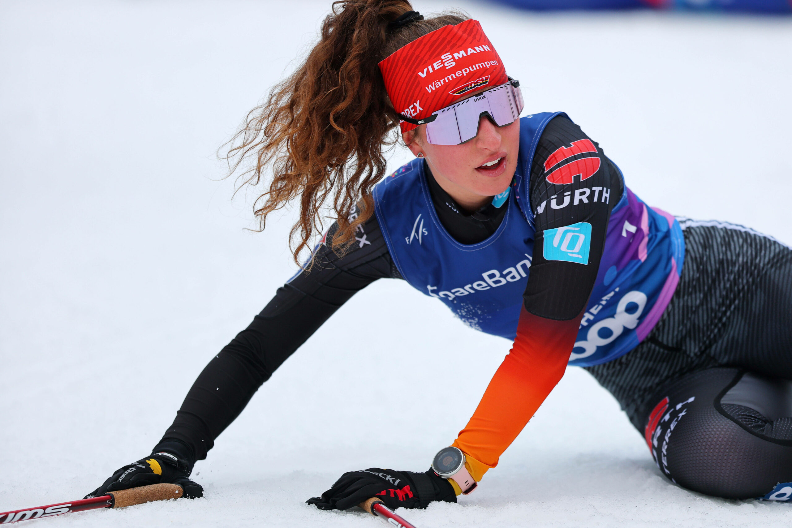 Nathalie Armbruster liegt enttäuscht im Ziel