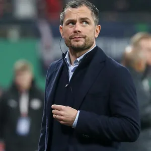 Marcel Schäfer guckt nach oben