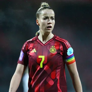 Giulia Gwinn guckt grimmig übers Spielfeld
