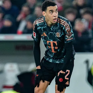 Jamal Musiala guckt nach links
