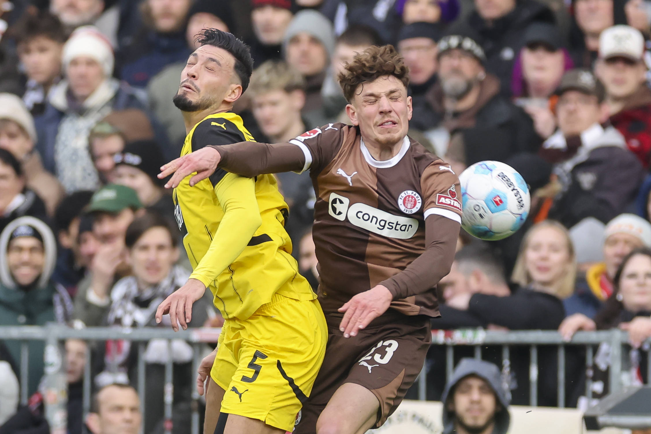 Ramy Bensebaini im Kopfballduell mit Philipp Treu