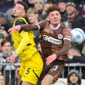 Ramy Bensebaini im Kopfballduell mit Philipp Treu