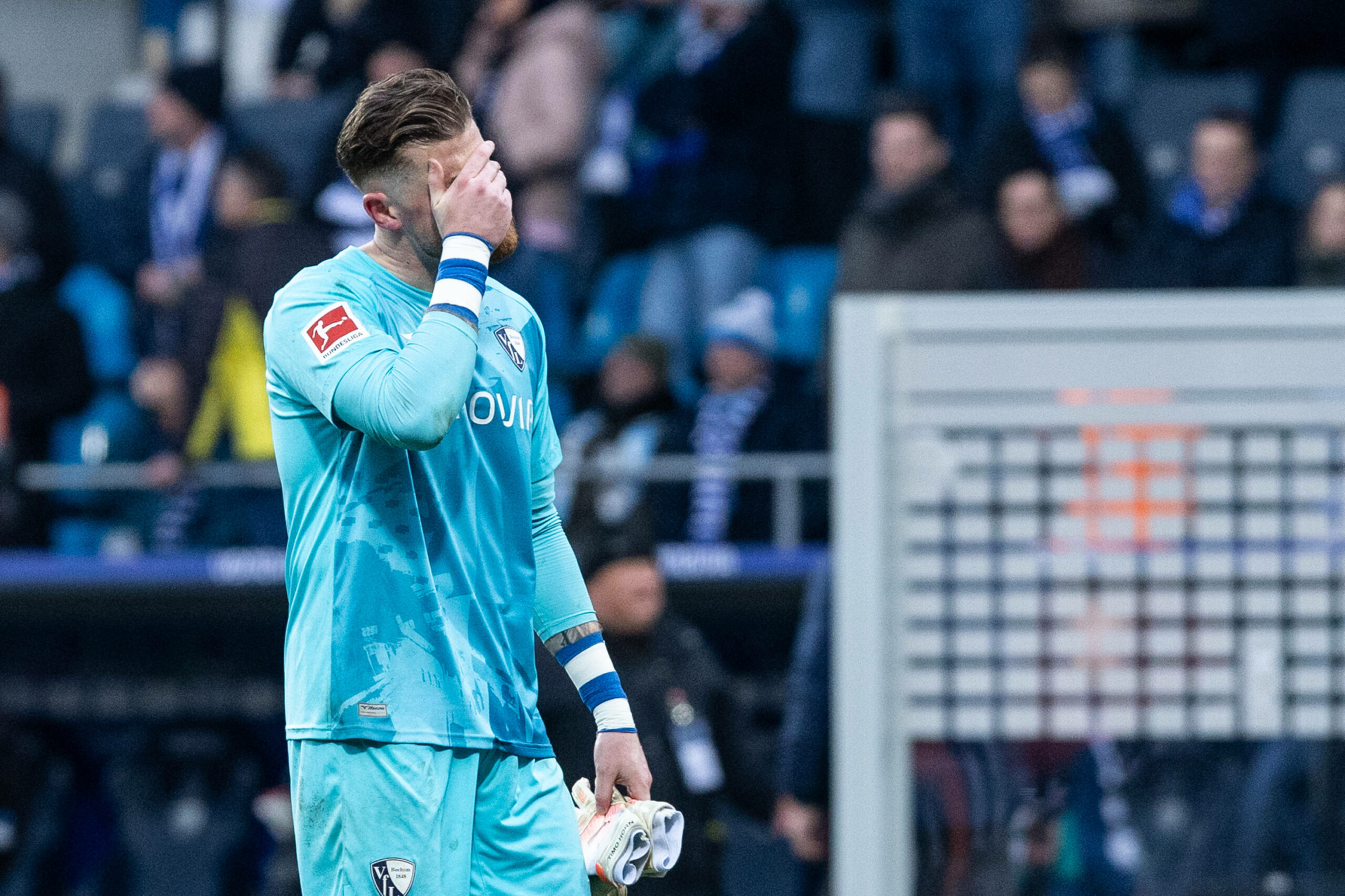 Bochums Torhüter Timo Horn schlägt die Hand vors Gesicht