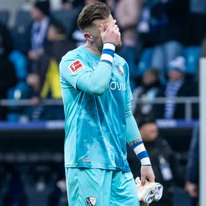Bochums Torhüter Timo Horn schlägt die Hand vors Gesicht