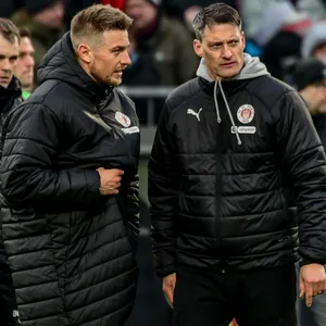 Hauke Wahl spricht mit Trainer Alexander Blessin
