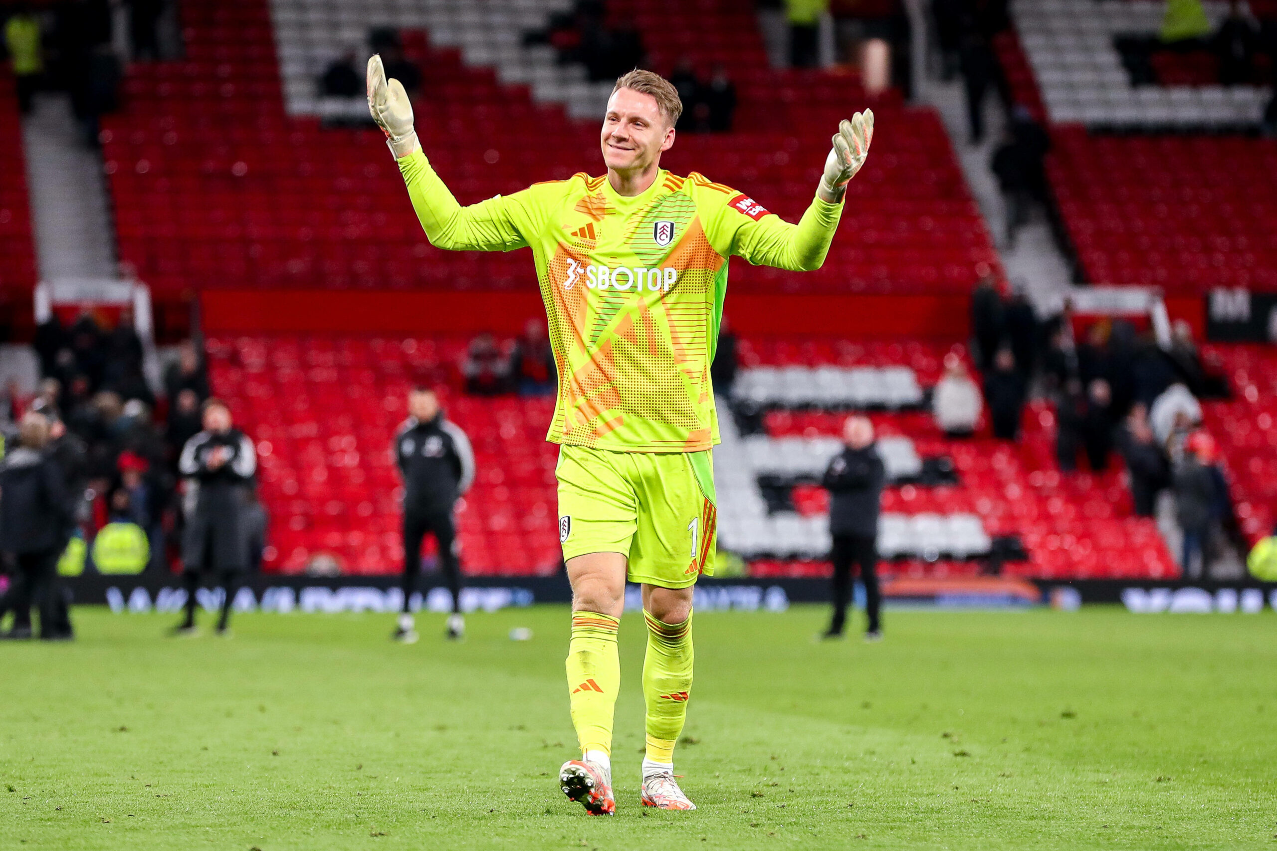 Bernd Leno nach dem Sieg im Elfmeterschießen gegen Manchester United