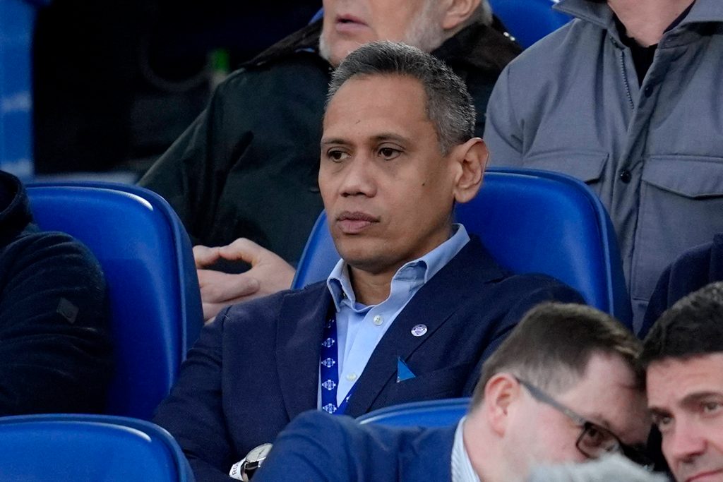 Como-Investor Robert Hartono sitzt auf der Tribüne