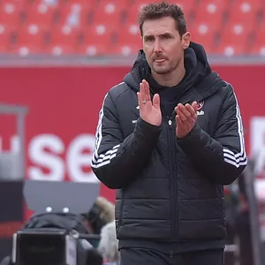 Miroslav Klose klatscht