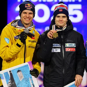 Andreas Wellinger neben Marius Lindvik