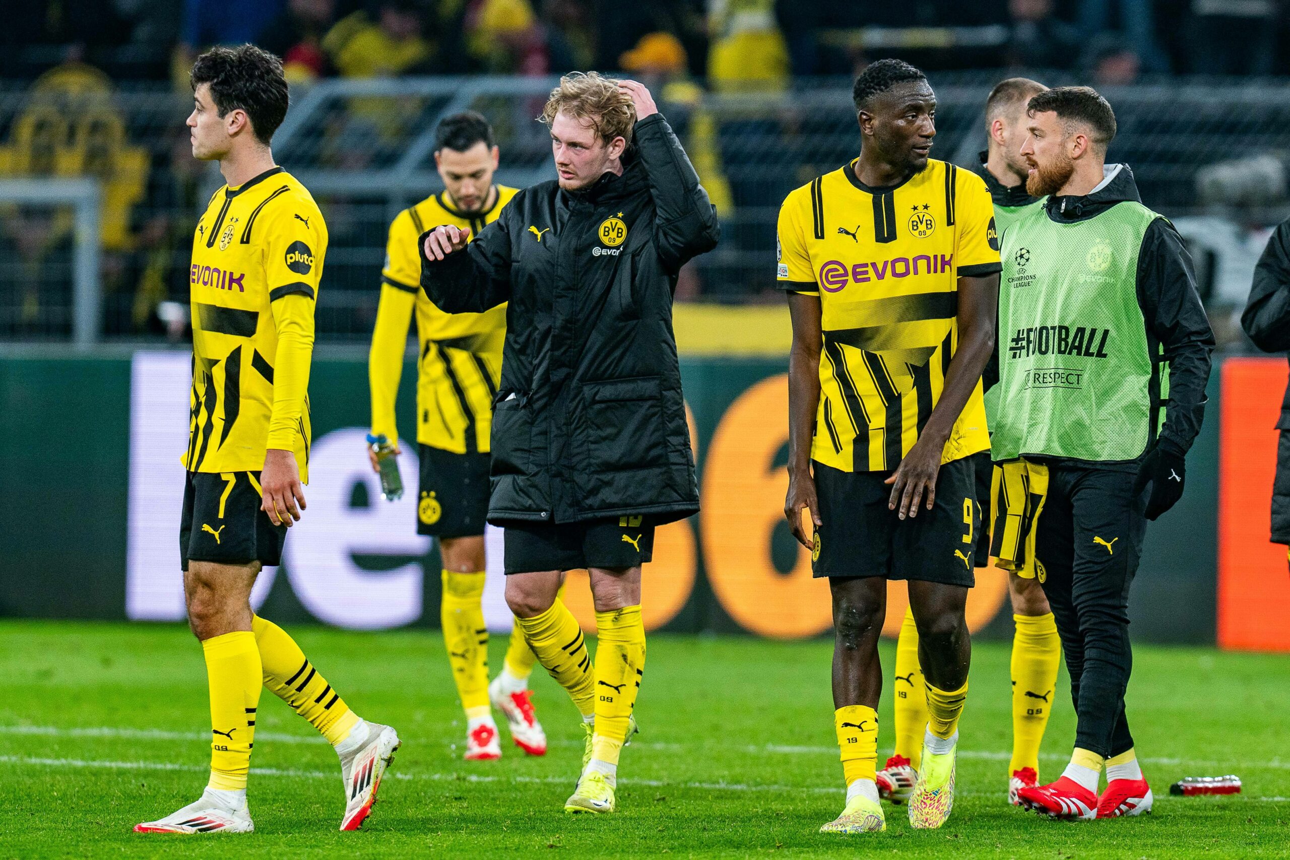 Giovanni Reyna, Julian Brandt, Serhou Guirassy und Salih Özcan gehen enttäuscht über den Platz