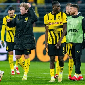 Giovanni Reyna, Julian Brandt, Serhou Guirassy und Salih Özcan gehen enttäuscht über den Platz
