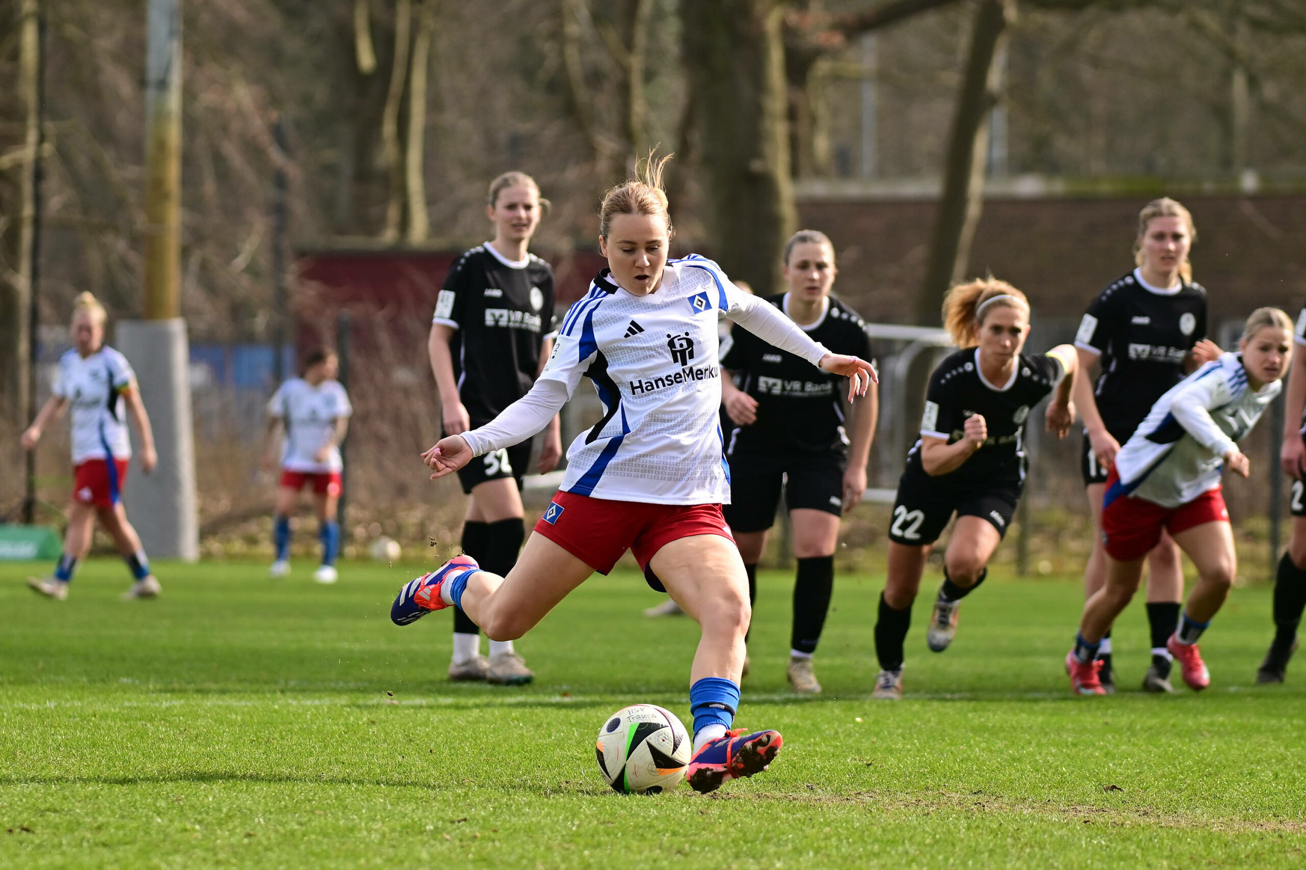 Carla Morich schießt einen Elfmeter