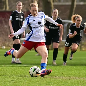 Carla Morich schießt einen Elfmeter