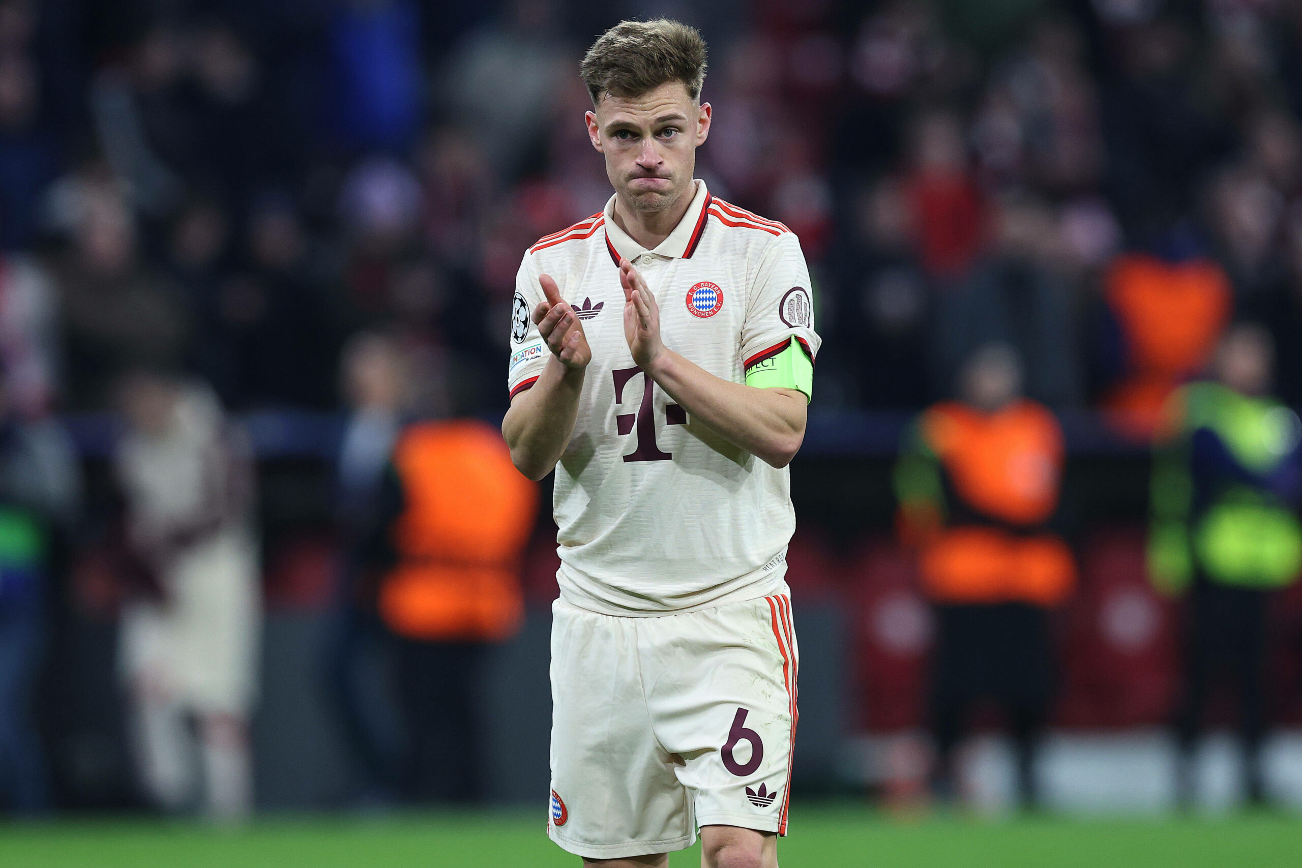 Joshua Kimmich klatscht im Bayern-Trikot in die Hände