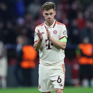 Joshua Kimmich klatscht im Bayern-Trikot in die Hände