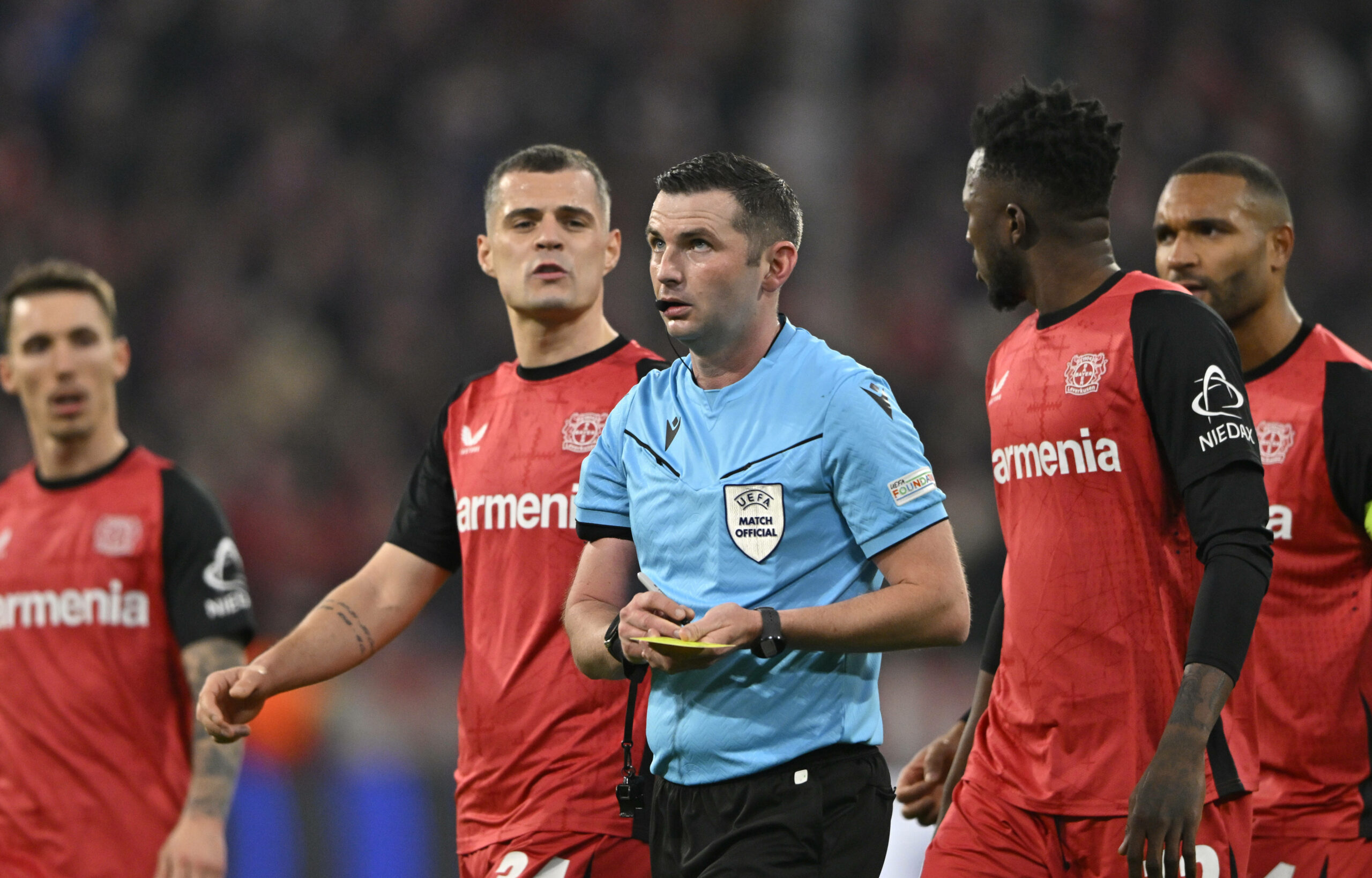 Granit Xhaka und Edmond Tapsoba diskutieren mit Michael Oliver