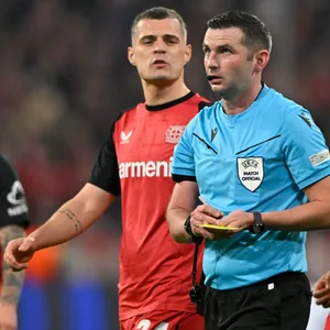 Granit Xhaka und Edmond Tapsoba diskutieren mit Michael Oliver