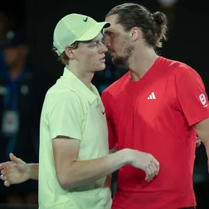 Alexander Zverev gratuliert Jannik Sinner nach den Australian Open.