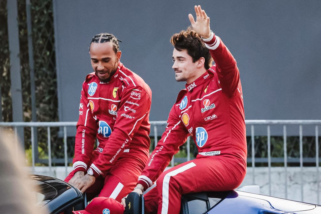 Lewis Hamilton und Charles Leclerc sitzen nebeneinander
