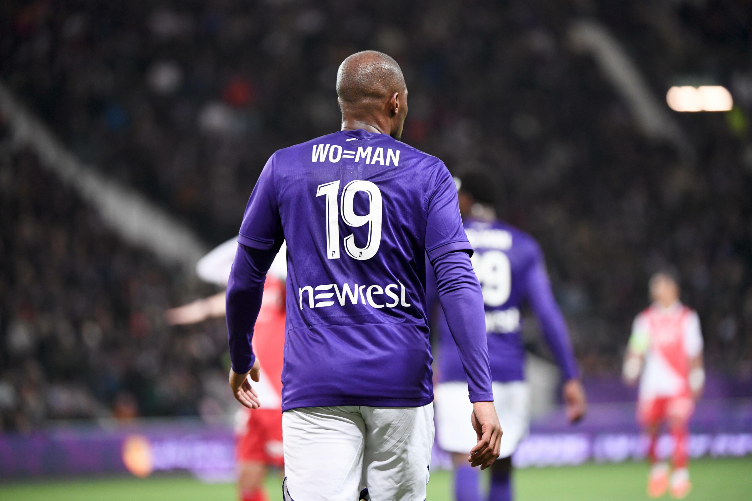 Djibril Sidibe vom FC Toulouse mit dem Trikot zum Weltfrauentag